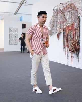 С чем носить белые кожаные низкие кеды с принтом мужчине