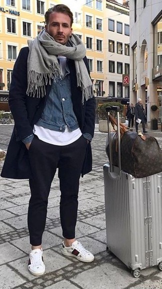 С чем носить белые кожаные низкие кеды с принтом мужчине