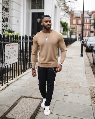 С чем носить белые кожаные низкие кеды с принтом мужчине