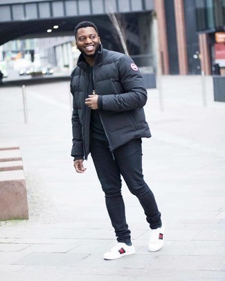 С чем носить белые кожаные низкие кеды с принтом мужчине