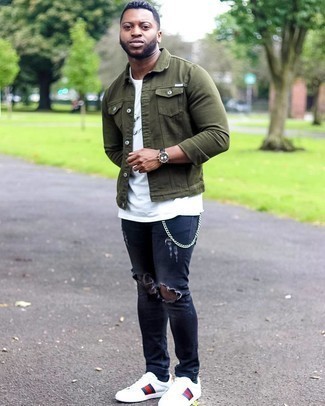 С чем носить белые кожаные низкие кеды с принтом мужчине