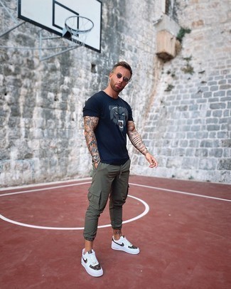 С чем носить белые кожаные низкие кеды с принтом мужчине