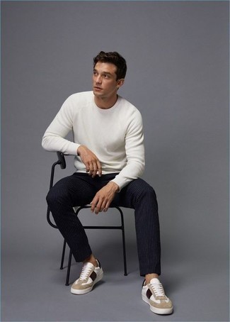 С чем носить белые кожаные низкие кеды с принтом мужчине