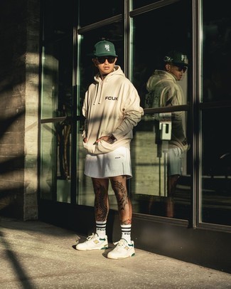 С чем носить белые кожаные низкие кеды с принтом мужчине