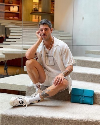 С чем носить белые кожаные низкие кеды с принтом мужчине