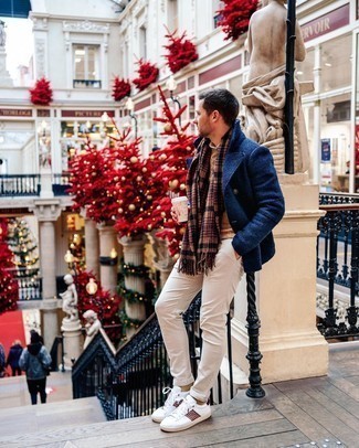 С чем носить белые кожаные низкие кеды с принтом мужчине