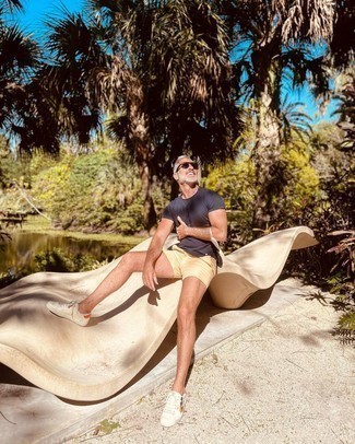 С чем носить белые кожаные низкие кеды с принтом мужчине