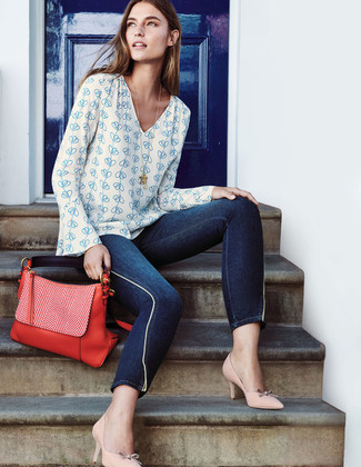 С чем носить белую блузку с длинным рукавом с принтом