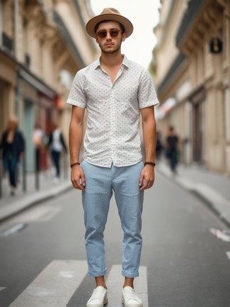 С чем носить белые низкие кеды с принтом мужчине