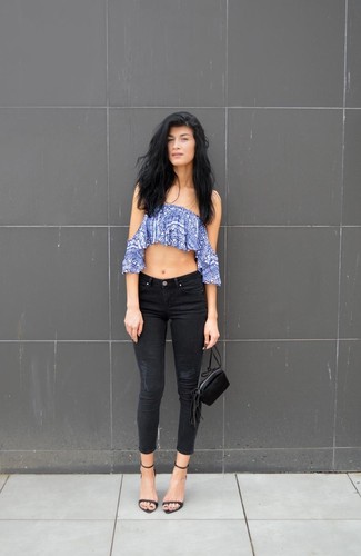 С чем носить белый топ с открытыми плечами с принтом