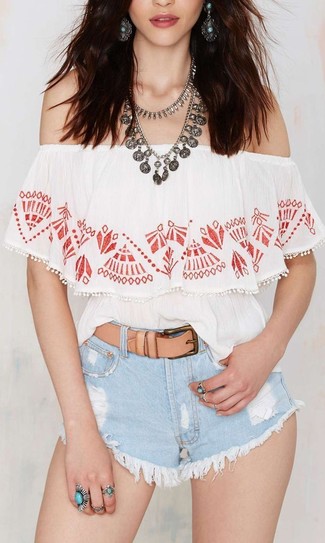 С чем носить белый топ с открытыми плечами с принтом