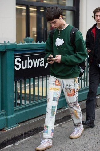 С чем носить белые брюки с принтом мужчине