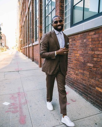 С чем носить белый нагрудный платок с принтом