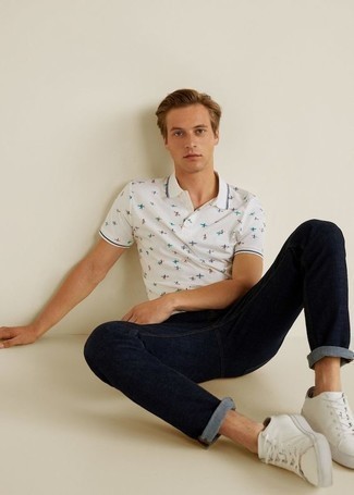 С чем носить белую футболку-поло с принтом мужчине