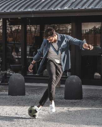 С чем носить белую футболку-поло с принтом мужчине