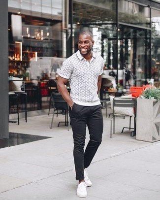 С чем носить белую футболку-поло с принтом мужчине