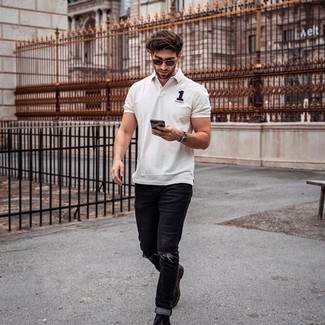 С чем носить белую футболку-поло с принтом мужчине