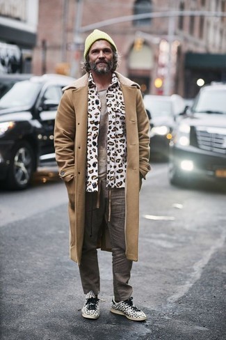 С чем носить белую куртку-рубашку с принтом мужчине