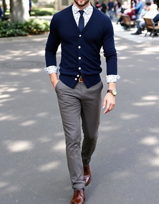 С чем носить белую рубашку с принтом мужчине