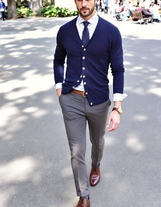 С чем носить белую рубашку с принтом мужчине