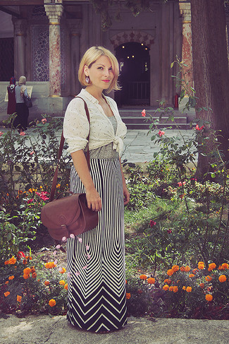 С чем носить белую рубашку с принтом женщине