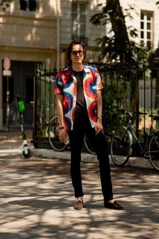 С чем носить белую рубашку с принтом мужчине