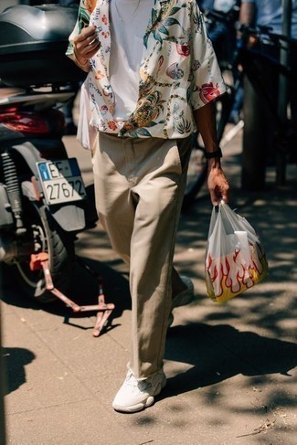 С чем носить белую рубашку с принтом мужчине