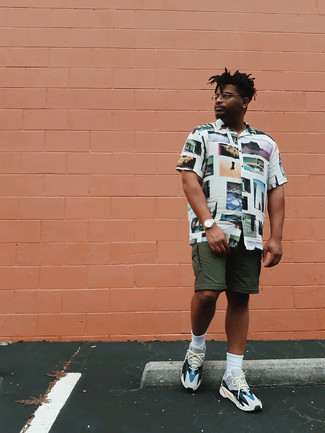 С чем носить белую рубашку с принтом мужчине