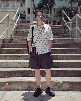 С чем носить белую рубашку с принтом мужчине