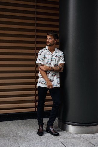 С чем носить белую рубашку с принтом мужчине