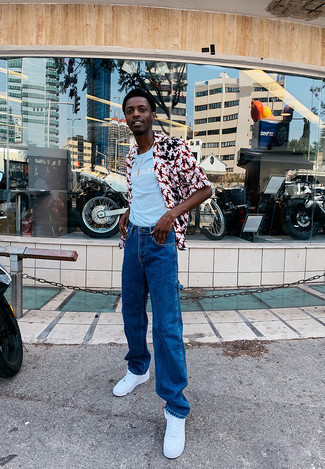 С чем носить белую рубашку с принтом мужчине