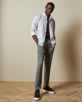 С чем носить белую рубашку с принтом мужчине