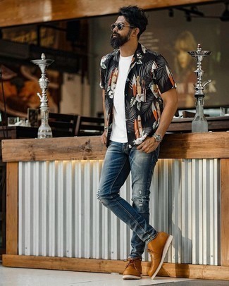 С чем носить белую рубашку с принтом мужчине