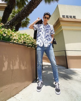 С чем носить белую рубашку с принтом мужчине