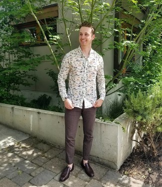 С чем носить белую рубашку с принтом мужчине