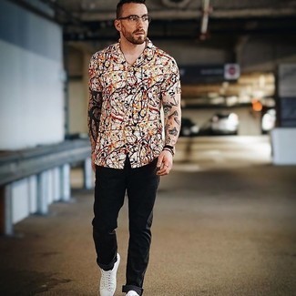 С чем носить белую рубашку с принтом мужчине