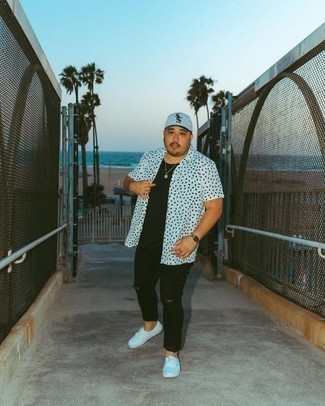 С чем носить белую рубашку с принтом мужчине