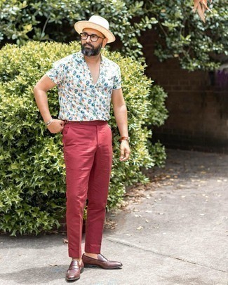 С чем носить белую рубашку с принтом мужчине