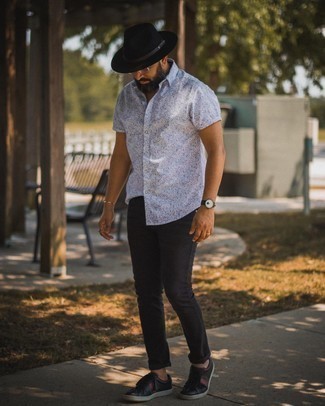 С чем носить белую рубашку с принтом мужчине