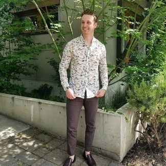 С чем носить белую рубашку с принтом мужчине