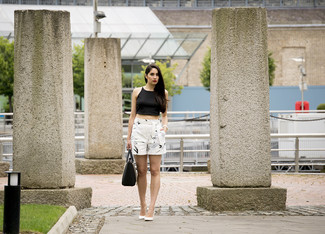 С чем носить белые шорты с принтом женщине