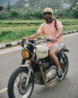 С чем носить белые шорты с принтом мужчине