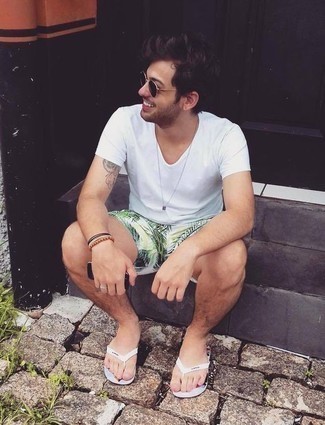 Как носить белые шорты с принтом с белыми сланцами мужчине