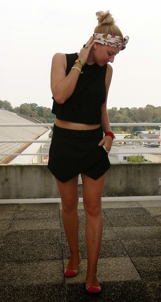 С чем носить белый шелковый шарф с принтом женщине