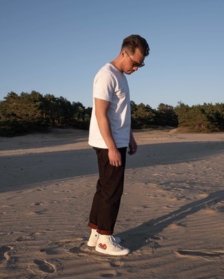 С чем носить белые кеды с принтом мужчине