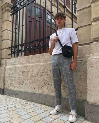 С чем носить белые кеды с принтом мужчине