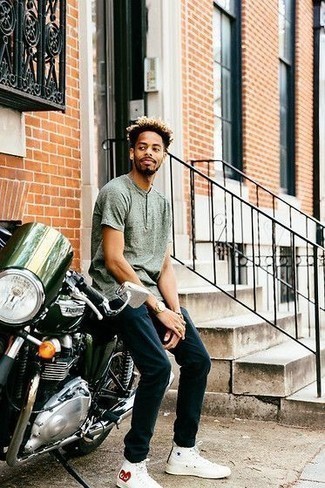 С чем носить белые кеды с принтом мужчине