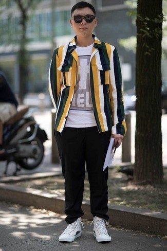 С чем носить белые кеды с принтом мужчине