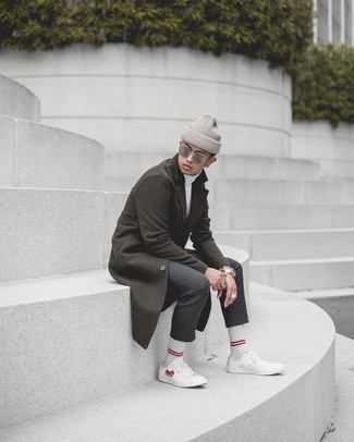 С чем носить белые кеды с принтом мужчине