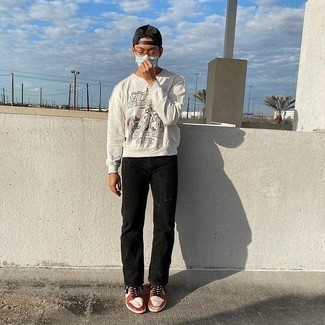 Как носить белый свитшот с принтом с черными джинсами мужчине